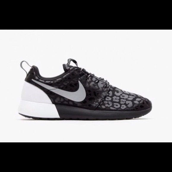 Nike roshe run animal print size 7 - Picture 3 of 8